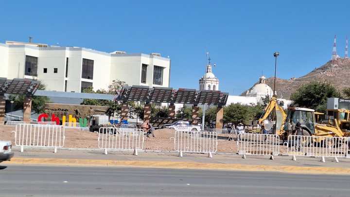 Inicia instalación de pista de hielo en Plaza del Ángel
