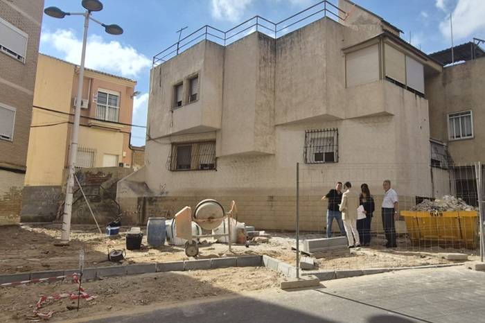 El Ayuntamiento inicia la remodelación de la Plaza Virgen Niña de Barrio Peral