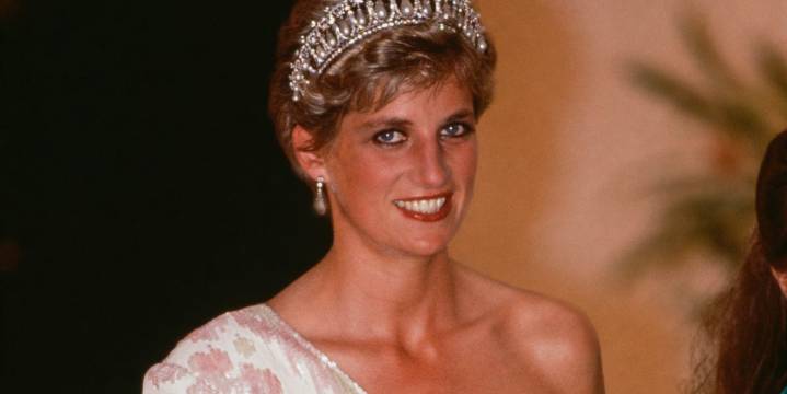 El vestido de fiesta con un hombro al descubierto con el que Lady Di brilló durante su visita a Brasil en 1991