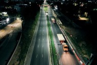 Montan un nuevo puente. Cortarán la autopista Dellepiane durante tres días por obras: cuándo estará cerrada