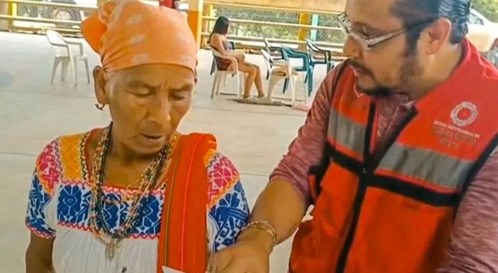 Huejutla: médico del ISSSTE atiende en náhuatl a familias afectadas por lluvias