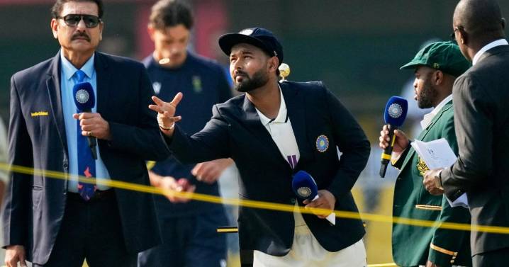 Leading the 2-test series 1-0, South Africa wins the toss and bats 1st against India