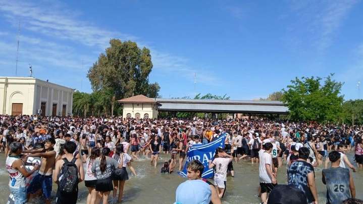 Estudiantes sanjuaninos coparon la Plaza del Bicentenario en un banderazo