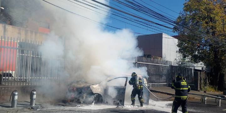 Vehículo se incendió en Constituyentes de CDMX y provocó cortes a la circulación en Paseo de Reforma