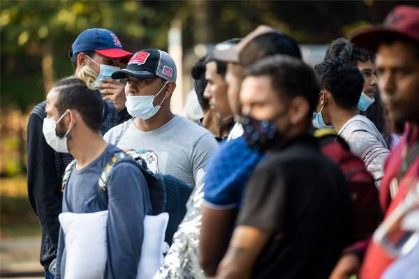 Congresistas exigen que ICE cumpla norma de identificación 