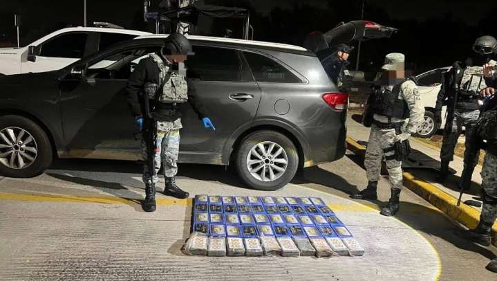 Aseguran 50 paquetes con droga y vehículo con compartimiento secreto en Puebla