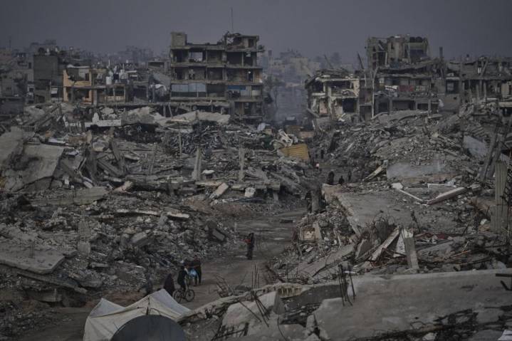 Fuerzas israelíes matan a 10 en redada en Siria; sigue el alto el fuego en Gaza