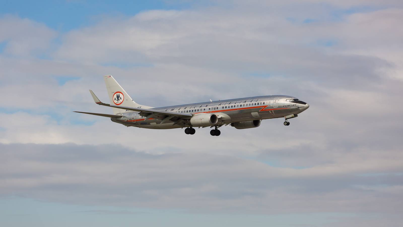 American Airlines Boeing 737-800 Diverts to Belize After Cabin Smoke Reported