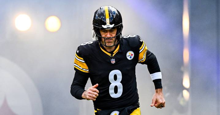 Steelers QB Aaron Rodgers may still play despite broken wrist