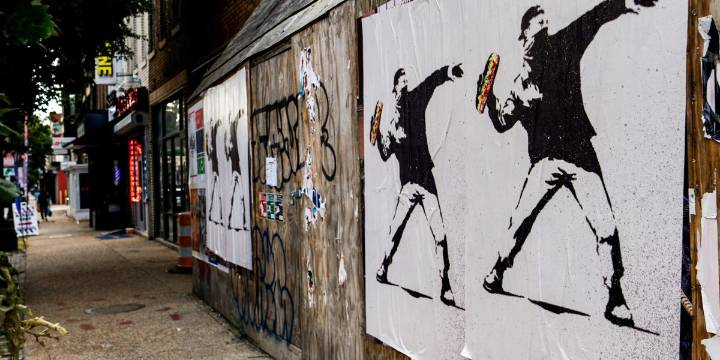 It's not assault to throw a Subway sandwich at a border patrol agent, DC jury rules