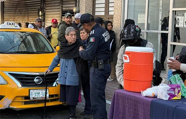Policías entregan café y pan a adultos mayores que esperan cobrar pensión en Saltillo