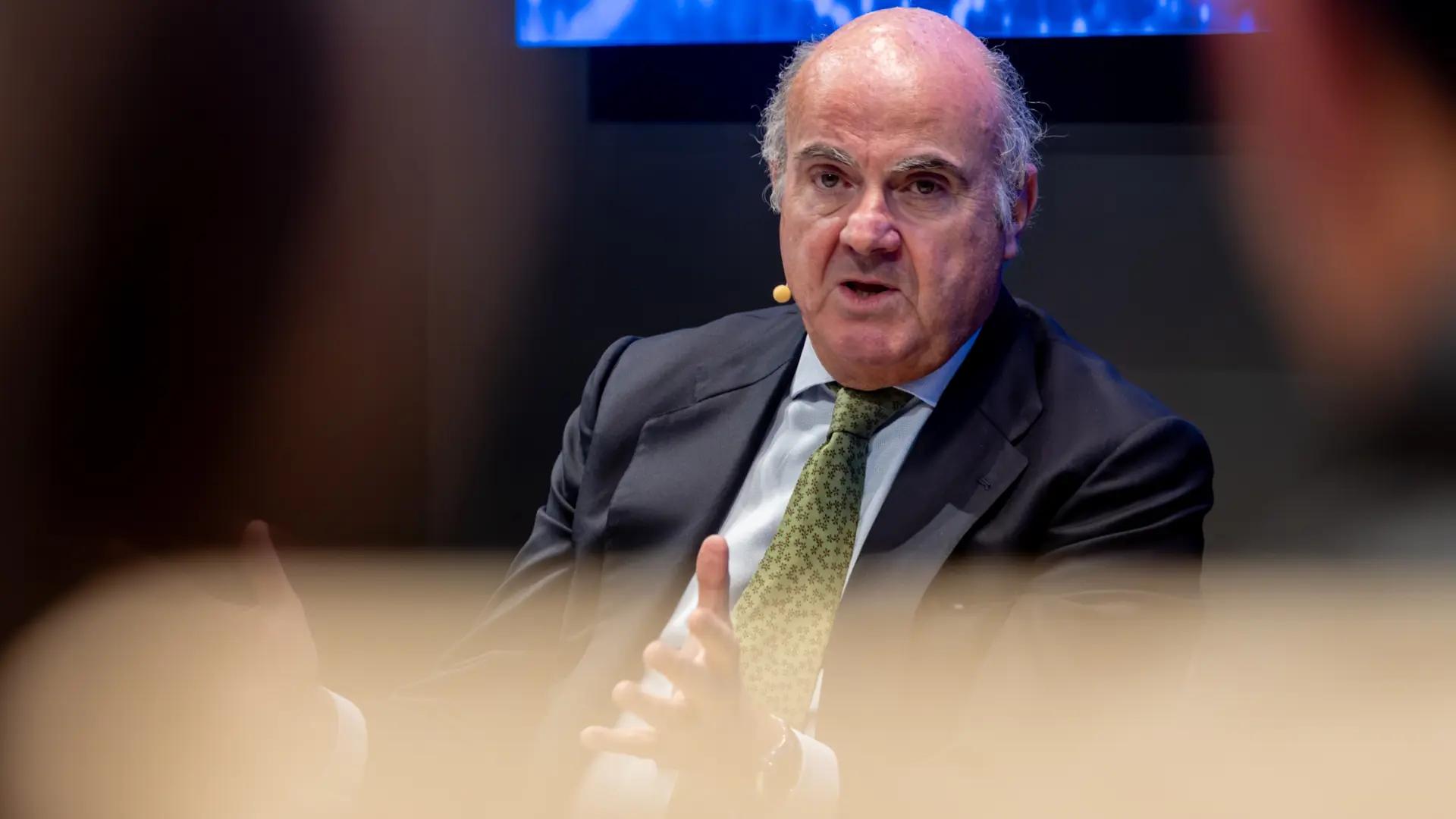 De Guindos insta a España a resolver el "cuello de botella" del alquiler y a invertir en servicios sociales