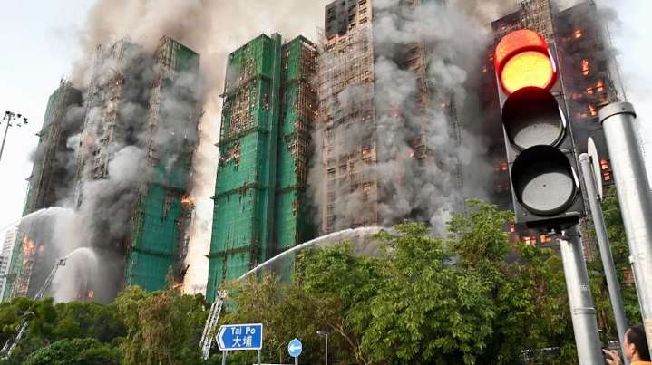 Incendio en complejo residencial de Hong Kong deja al menos 13 muertos y decenas atrapados