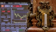 El Ibex 35 cae un 0,1% a mediodía, pero mantiene los 16.300 puntos