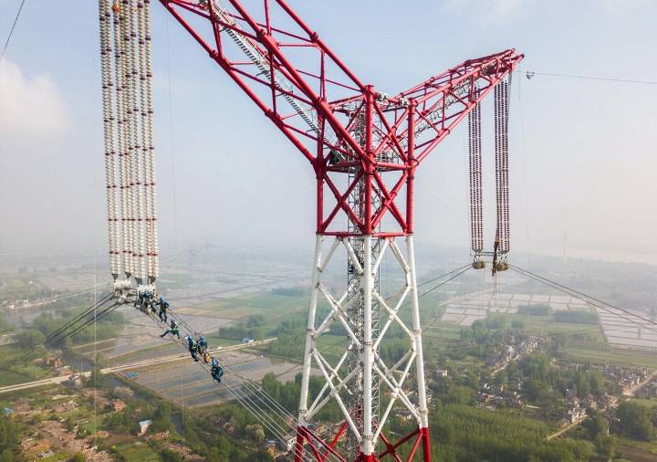 China teje la superred eléctrica más ambiciosa para impulsar renovables (y cubrir su increíble demanda de energía)