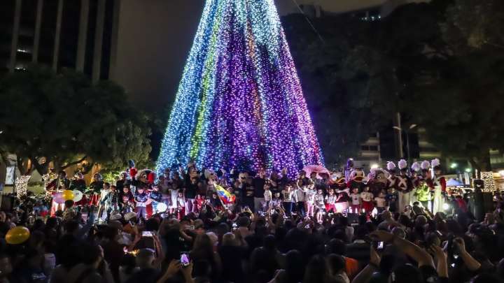 Alegría y unión en Chacao: El tradicional Encendido de la Navidad ilumina la Plaza Isabel la Católica