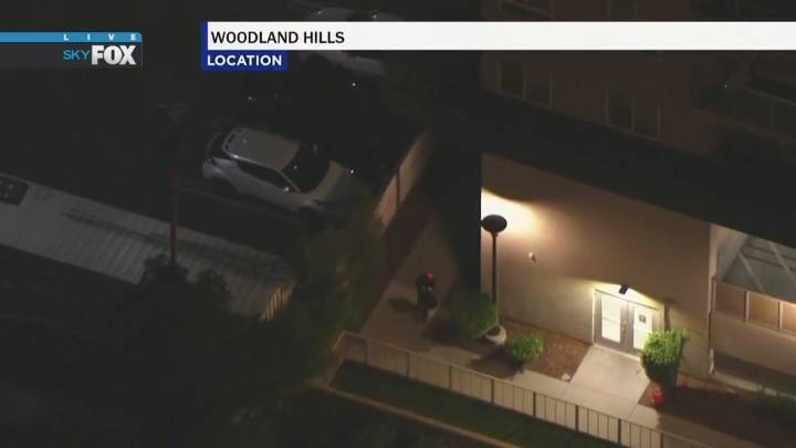Full Chase: Suspect runs into Woodland Hills apartment