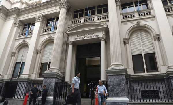 El Banco Central subió la tasa y volvió a flexibilizar los encajes