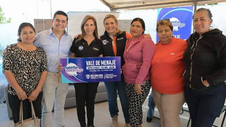 Entrega Maru Campos vales de menajes a madres afectadas por lluvias en Chihuahua capital