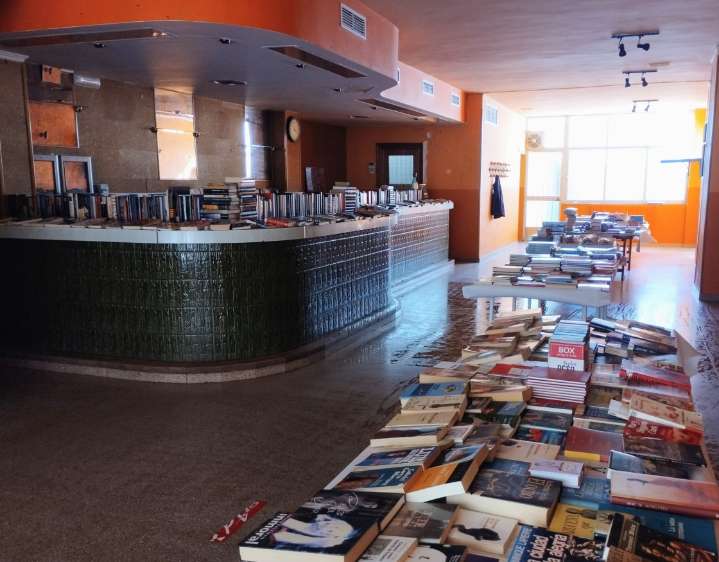 El antiguo bar El Gancho de Caminreal acoge un evento de venta de libro usado