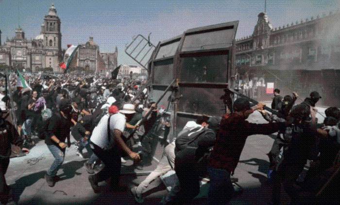 VIDEO: Jóvenes de la Generación Z derriban vallas de Palacio Nacional