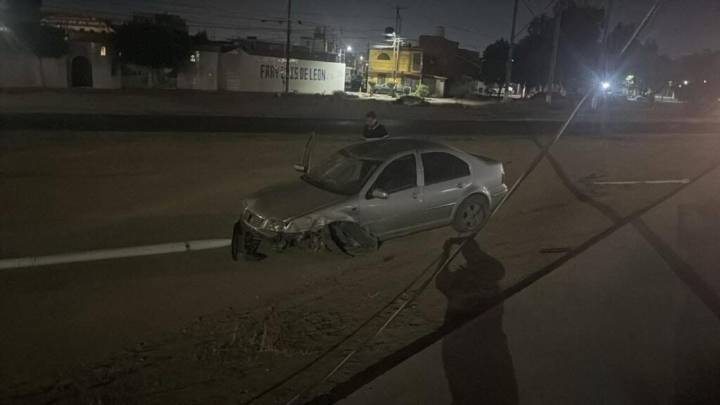 Automóvil choca contra objeto fijo en Circuito Potosí y Camino a la Libertad
