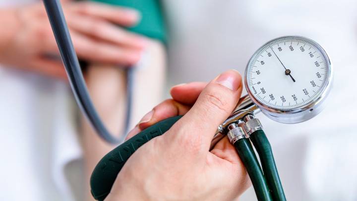 Presión arterial en mayores de 60 años: valores seguros según estudios recientes