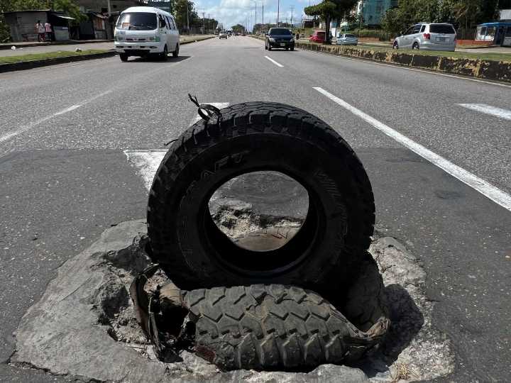 Peligro en la avenida Bella Vista tras alcantarilla sin tapa en plena vía rápida