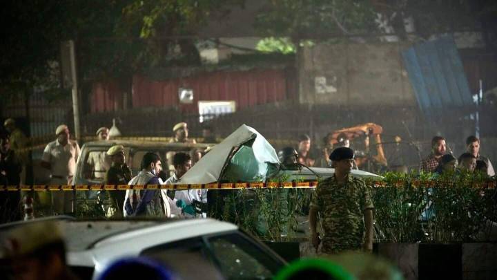 2nd car was used in Delhi blast; massive hunt launched