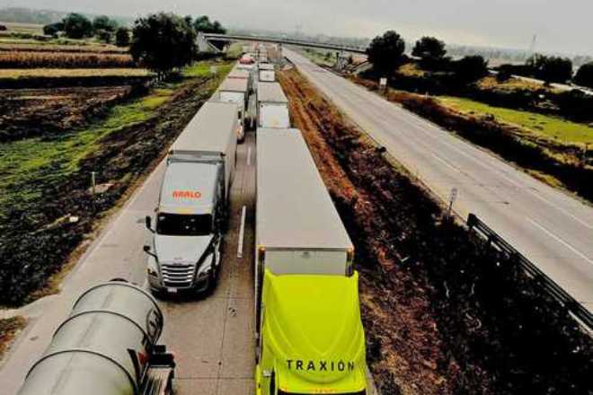 Productores de maíz de cinco entidades mantienen 12 bloqueos en vías y casetas