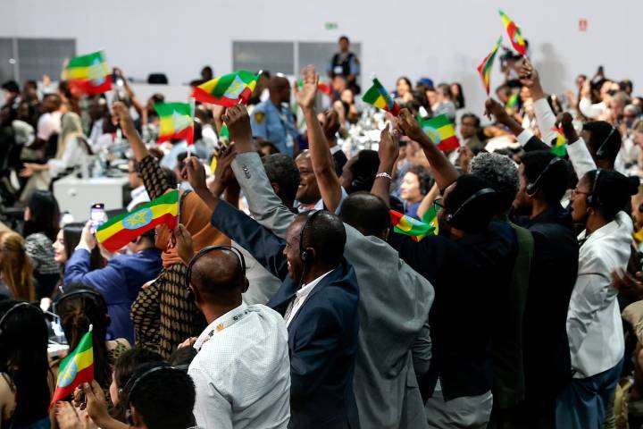 Culmina cumbre de la COP30 con documento final sin referencia a combustibles fósiles