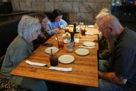 Pavo sin guarnición, subida de precios desluce la cena de Acción de Gracias en EE.UU.
