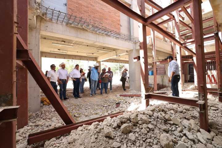 Continúa Javier May entregando obra pública en los municipios
