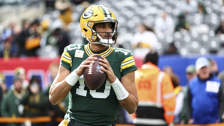 Jordan Love out of game with left shoulder injury