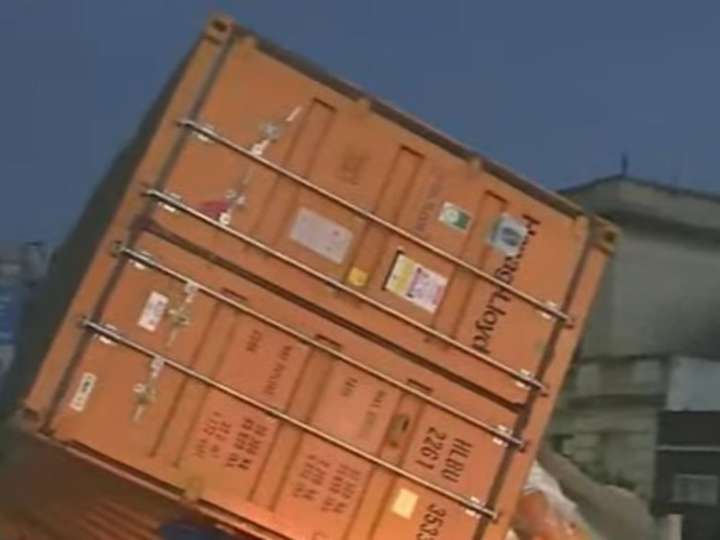 Caos de tránsito en la autopista 25 de Mayo por el derrame de aceite de un contenedor tras una mala maniobra del chofer