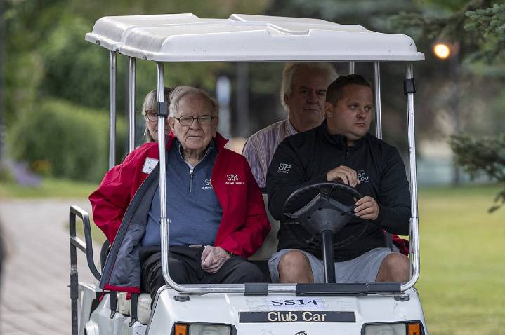 Buffett’s Berkshire Cash Hits $382 Billion, Earnings Soar