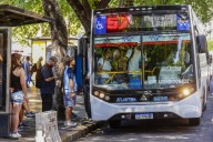 Limitaciones. Cómo funcionarán el transporte público y los bancos este viernes no laborable