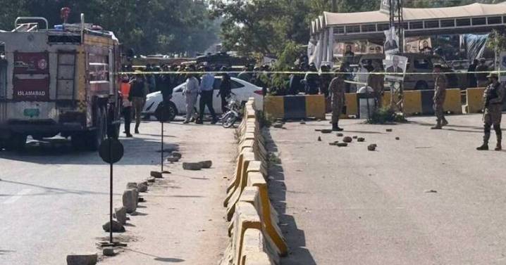 Suicide bomber kills 12 outside Islamabad court