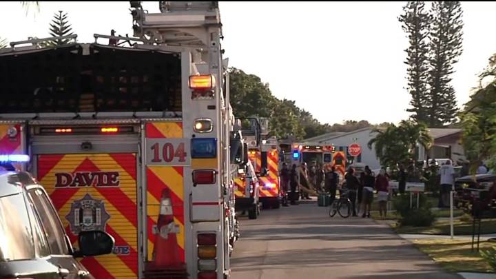 1 dead after mobile home in Davie goes up in flames
