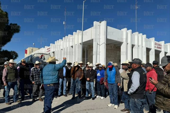 Agricultores mantienen protesta en Aduana del puente libre