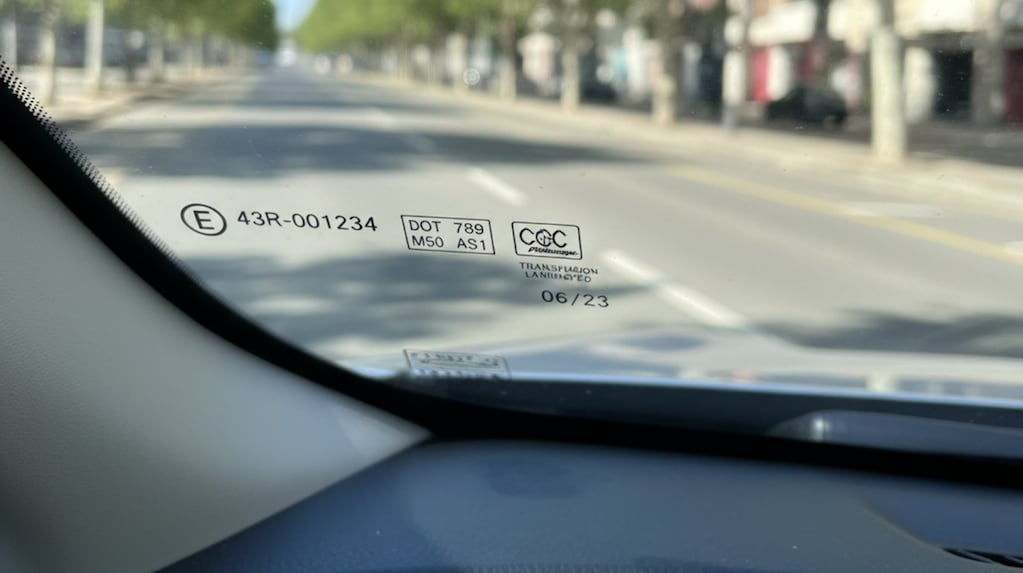 Pocos lo saben: qué significan las letras y números grabados en el parabrisas del auto