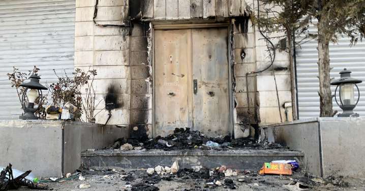 Colonos israelíes incendian una mezquita y pintan eslóganes racistas en Cisjordania ocupada
