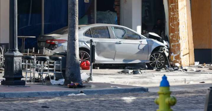 Vehículo que huía de la policía se estrella contra un bar y deja cuatro muertos