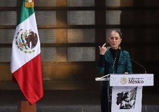 Hombre acosa a Claudia Sheinbaum en el Zócalo durante recorrido público