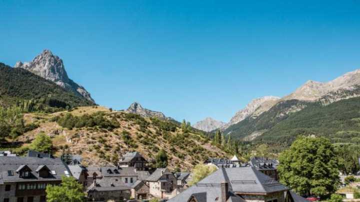 Sallent de Gállego lanza un sondeo para vivienda VPO: "Hay que atajar los problemas y no esperar a que te los solucionen"