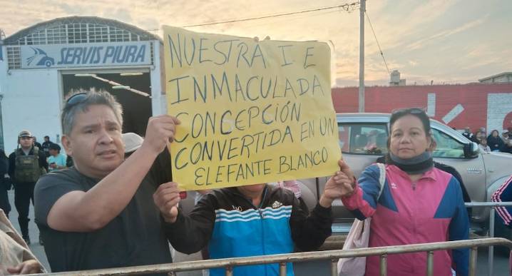 Protestan en develación de escultura del Papa León XIV por obra paralizada en Chiclayo