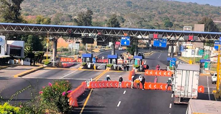 Persisten bloqueos: más de 10 puntos afectados en carreteras de Michoacán