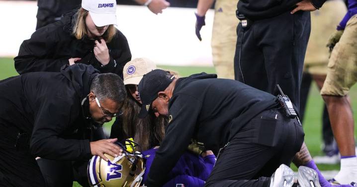 Washington WR Raiden Vines-Bright leaves game in ambulance after taking big hit