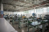 Uno de los graduados es un CEO. La escuela técnica de una automotriz que enseña con 10 impresoras 3D y tres robots industriales