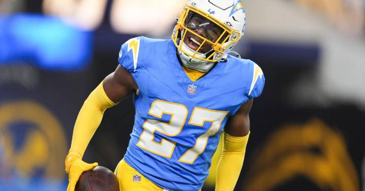 Chargers humble Aaron Rodgers and Steelers 25-10 in prime time for 3rd straight win